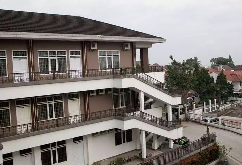 ホテル Reddoorz Plus Near Sukajadi 2