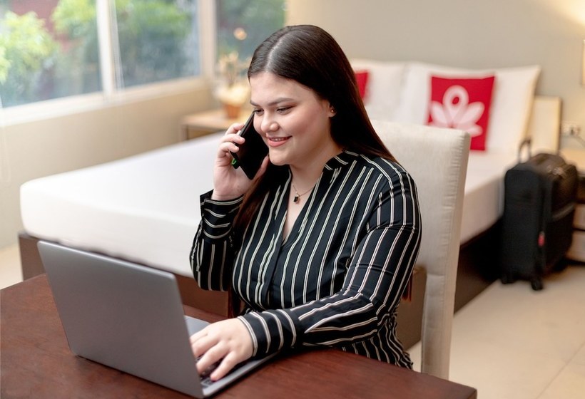 Hotel Zen Premium Near Rockwell Makati