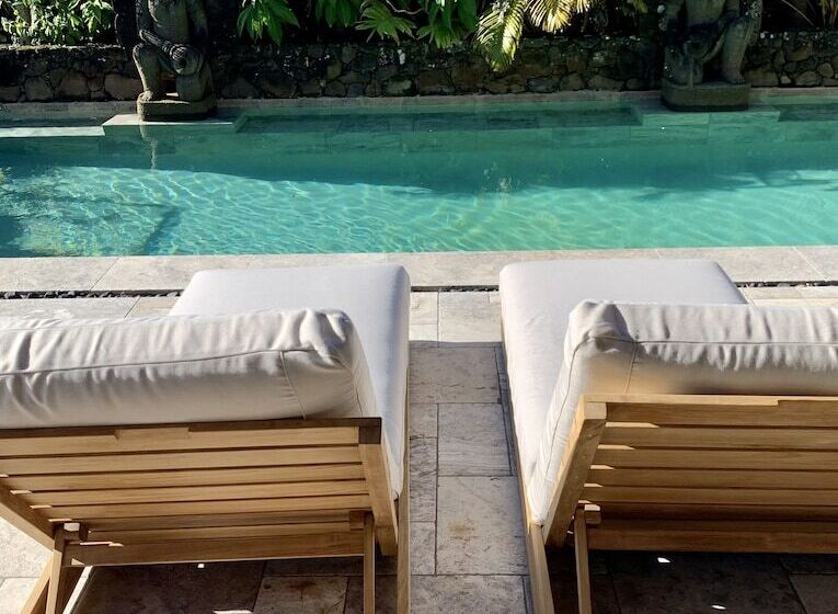 Pensão Aabi's At Byron