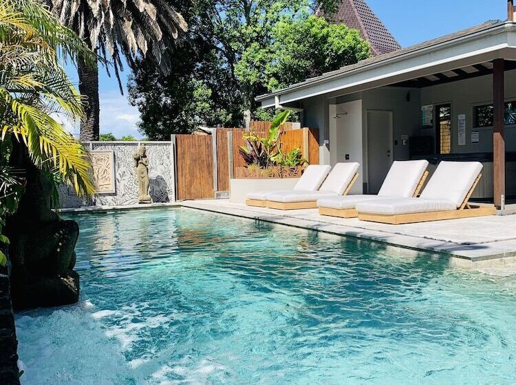 Pensão Aabi's At Byron