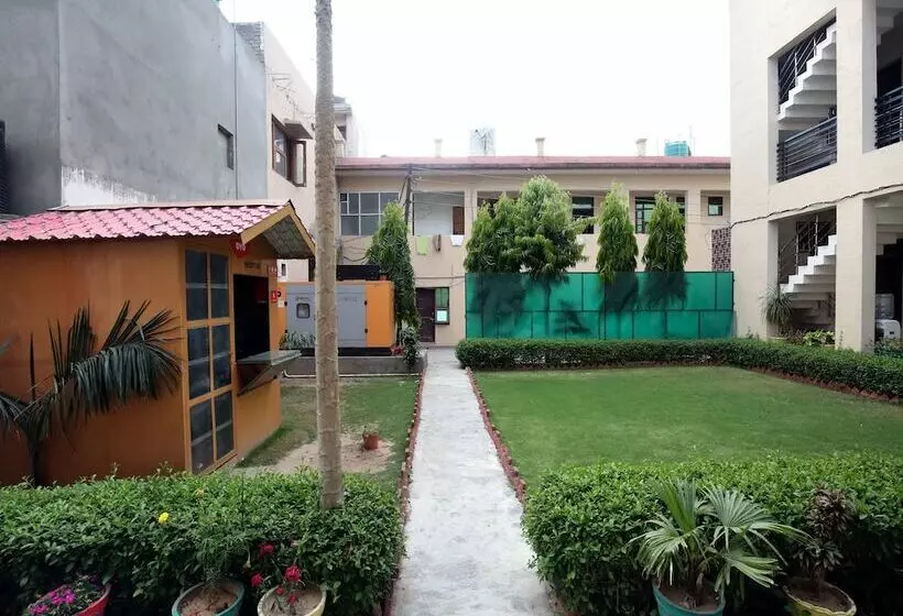 هتل The Green Park Resort