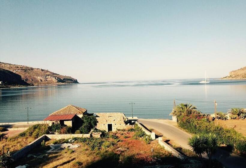 Las Giannakakou Traditional Stone Houses