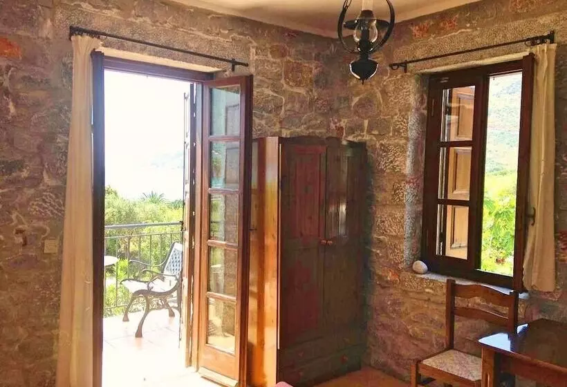 Las Giannakakou Traditional Stone Houses