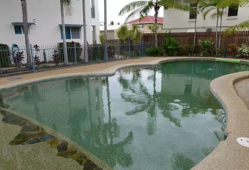 مسافرخانه Madison Ocean Breeze Apartments