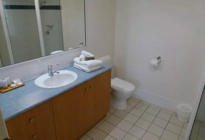 مسافرخانه Madison Ocean Breeze Apartments