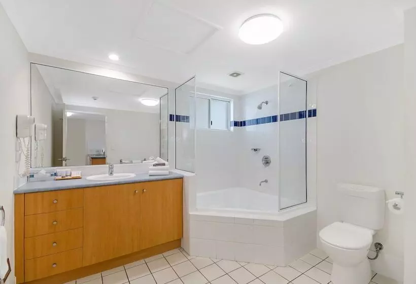مسافرخانه Madison Ocean Breeze Apartments