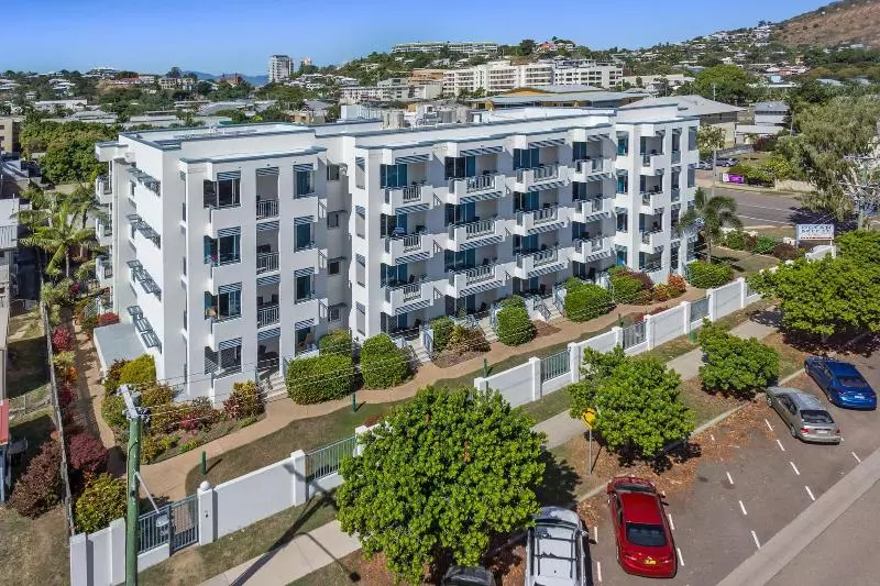 مسافرخانه Madison Ocean Breeze Apartments