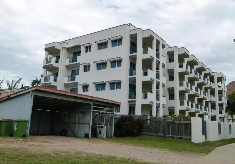 مسافرخانه Madison Ocean Breeze Apartments