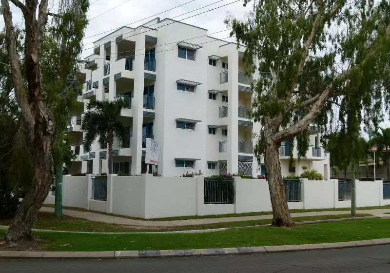 مسافرخانه Madison Ocean Breeze Apartments