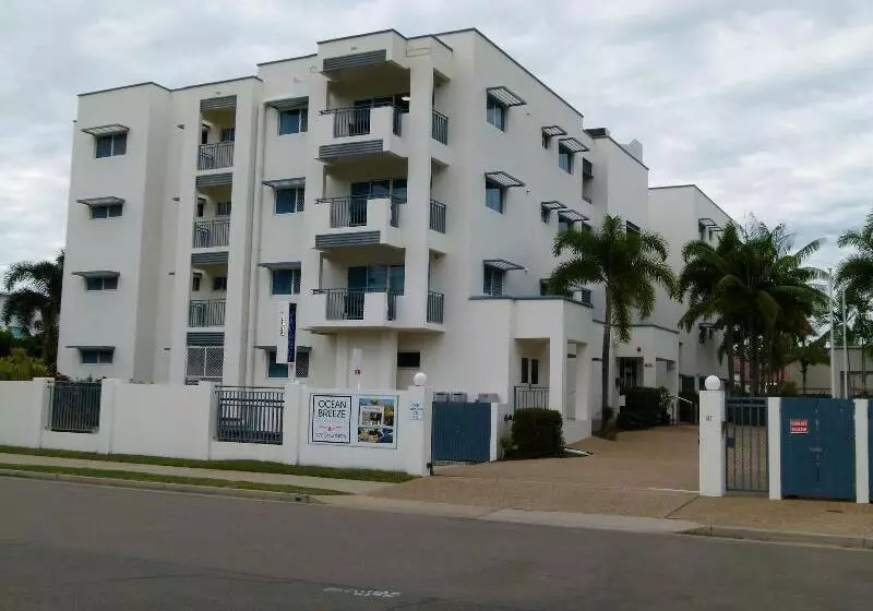 مسافرخانه Madison Ocean Breeze Apartments