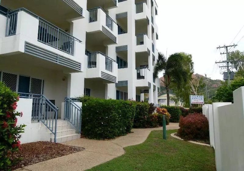 مسافرخانه Madison Ocean Breeze Apartments