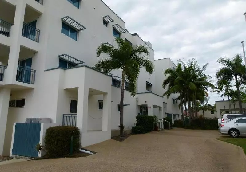 مسافرخانه Madison Ocean Breeze Apartments