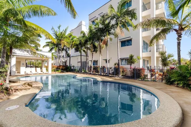 مسافرخانه Madison Ocean Breeze Apartments