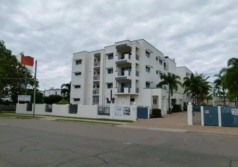 مسافرخانه Madison Ocean Breeze Apartments