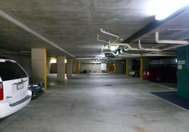 مسافرخانه Madison Ocean Breeze Apartments