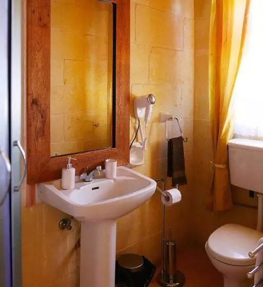 مسافرخانه Narcisa Farmhouse B&b