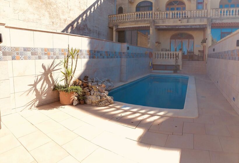 مسافرخانه Narcisa Farmhouse B&b