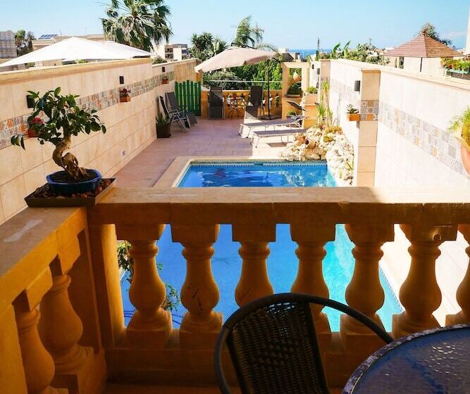 مسافرخانه Narcisa Farmhouse B&b