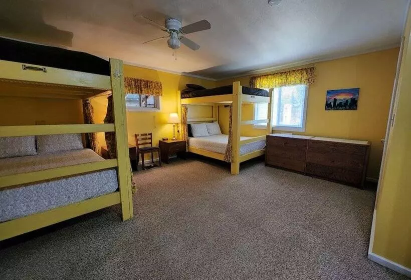 Hotelli Inn The Clouds Hostel & Inn