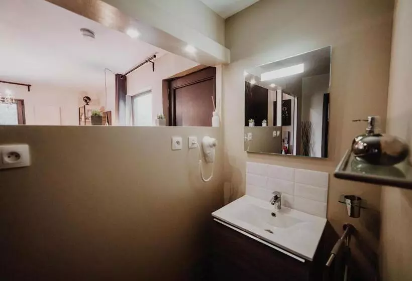 簡易ホテル At Home   Jacuzzi Privatif