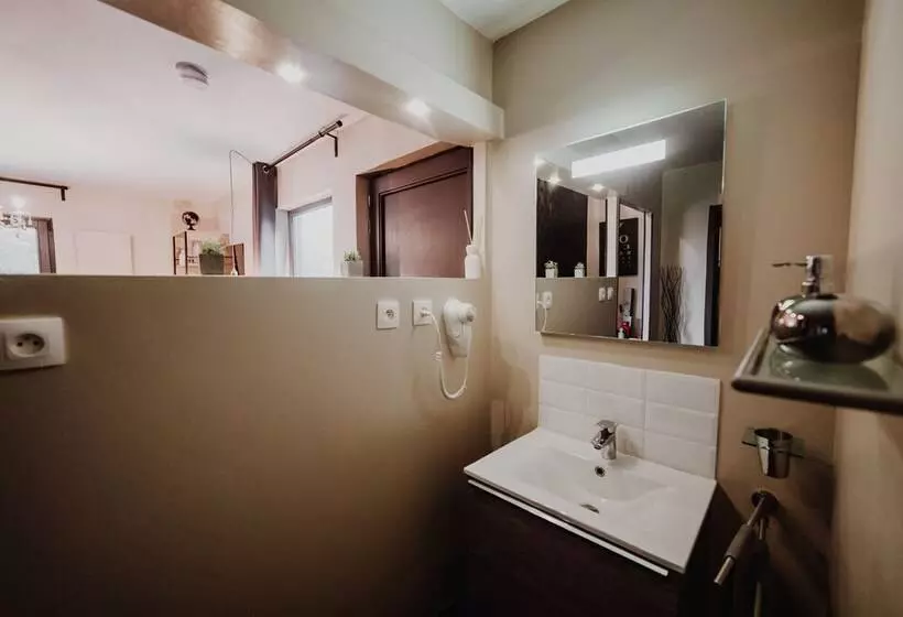 簡易ホテル At Home   Jacuzzi Privatif