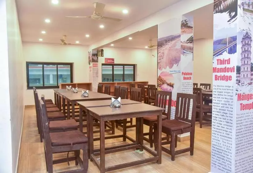 ホテル Candolim Grande
