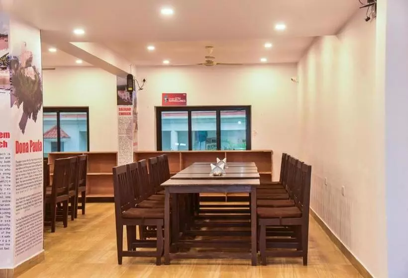 ホテル Candolim Grande