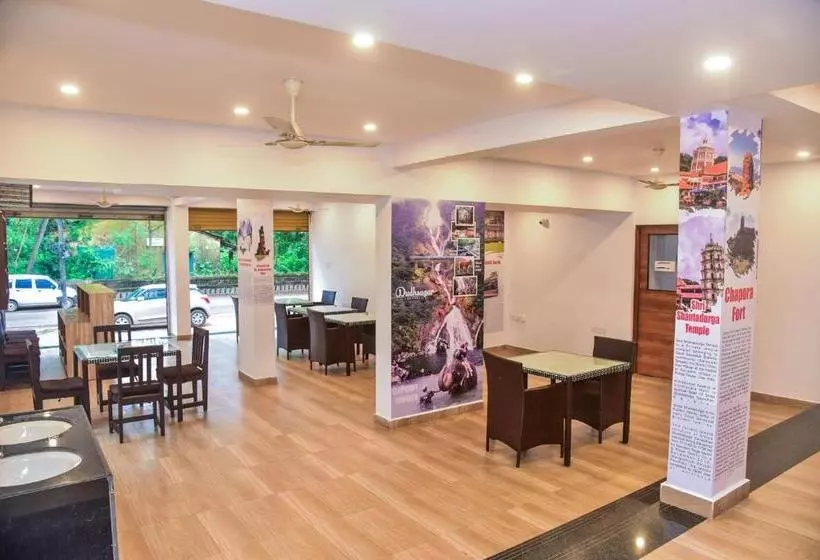 ホテル Candolim Grande