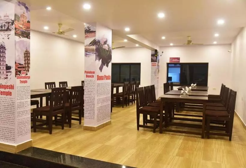 ホテル Candolim Grande