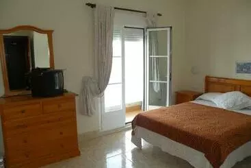 Отель Rompeolas