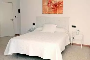 هتل Hostal Lara