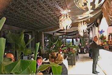 מלון דירות Lloyds Beach Club