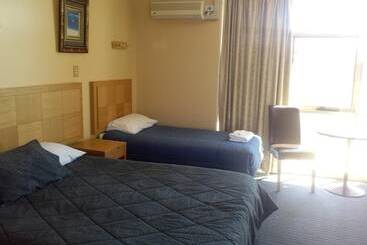 Hotel Desert Sand Motor Inn