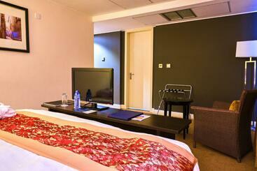 ホテル Golden Tulip Accra