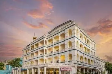 בית מלון כפרי Sentrim Castle Royal