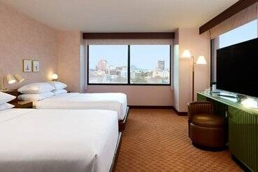 فندق Downright Austin, A Renaissance