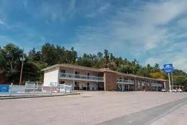 فندق Americas Best Value Inn By The River Hot Springs