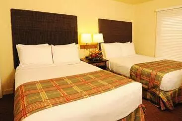 Отель Beachcomber Resort & Club