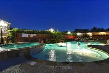 فندق Sunday House Inn And Suites