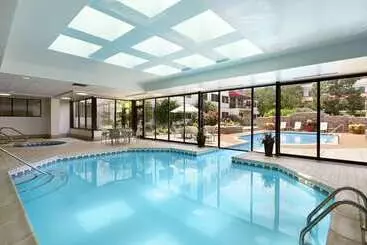 בית מלון כפרי Embassy Suites By Hilton Detroit Metro Airport