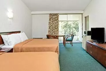 فندق Knights Inn Claremont