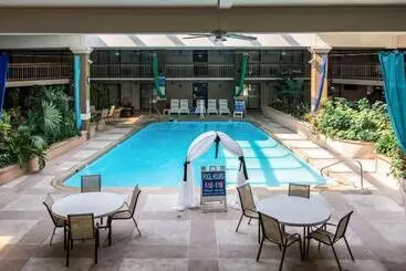 فندق Plaza Inn & Suites