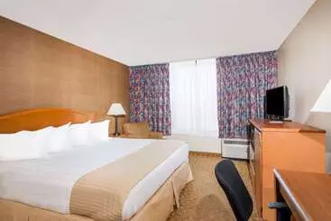 فندق Ramada By Wyndham Watertown Thousand