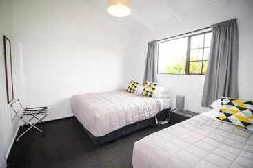 Colonial Lodge Motel