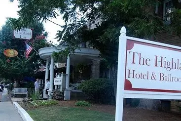 ホテル The Highland Inn