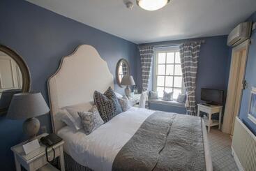 The George Hotel And Beach Club