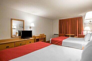 בית מלון כפרי Rodeway Inn