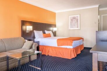 هتل Knights Inn North Bay