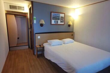 בית מלון כפרי Hôtel Restaurant Campanile Aurillac