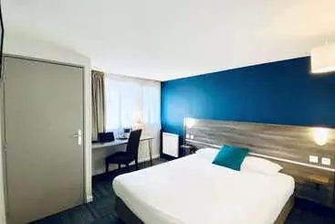 Отель Restaurant Kyriad de Péronne